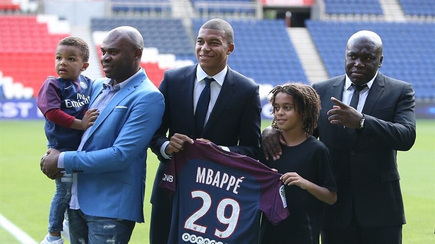 Kylian Mbappé y su hermano menor Ethan Mbappé. Foto: Jean Catuffe/Getty Images