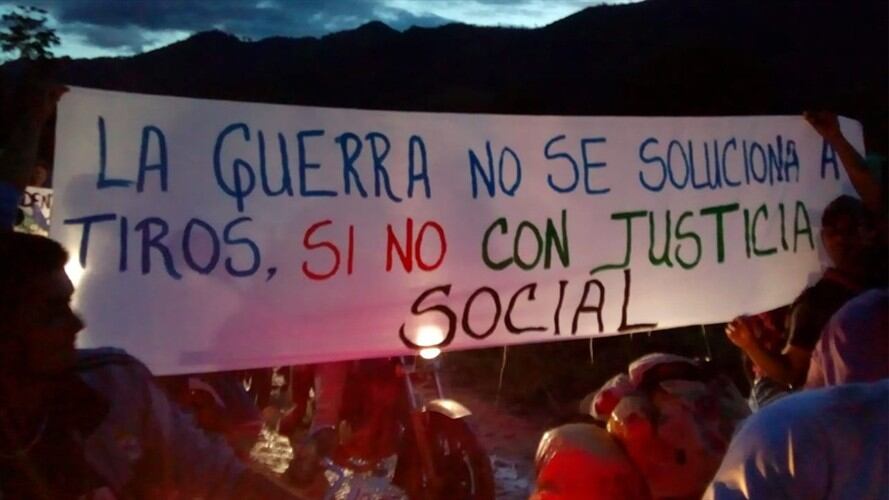 Una caravana de más de 800 personas, oriundas de los municipios de San Calixto y Hacarí, llegó sobre las siete de la noche de este domingo 21 de octubre al casco urbano de El Tarra. Foto: Padre José Trino Rodríguez (cortesía)