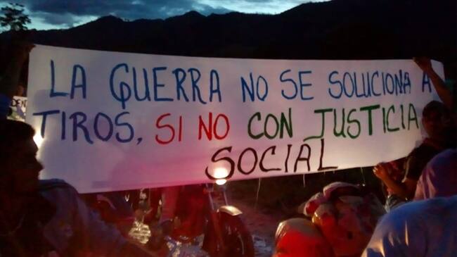 Una caravana de más de 800 personas, oriundas de los municipios de San Calixto y Hacarí, llegó sobre las siete de la noche de este domingo 21 de octubre al casco urbano de El Tarra. Foto: Padre José Trino Rodríguez (cortesía)