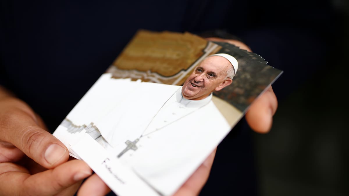 “Estoy desmoralizada por su muerte”: primera mujer trans que estrechó mano del papa Francisco