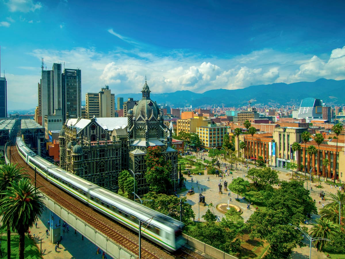 Cuánto se gasta en gasolina y peajes de Bogotá a Medellín: presupuesto para ir en carro