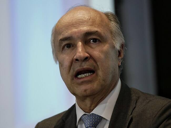 Enrique Gil Botero descubrió que muchos funcionarios han sido relegados de sus funciones y éstas quedaron en manos de contratistas externos. Foto: Colprensa