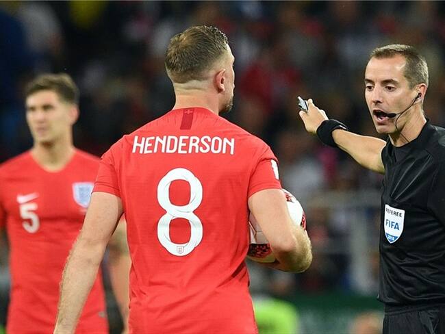 ¿Inglaterra cometió infracción al hacer dos cambios después del minuto 90?