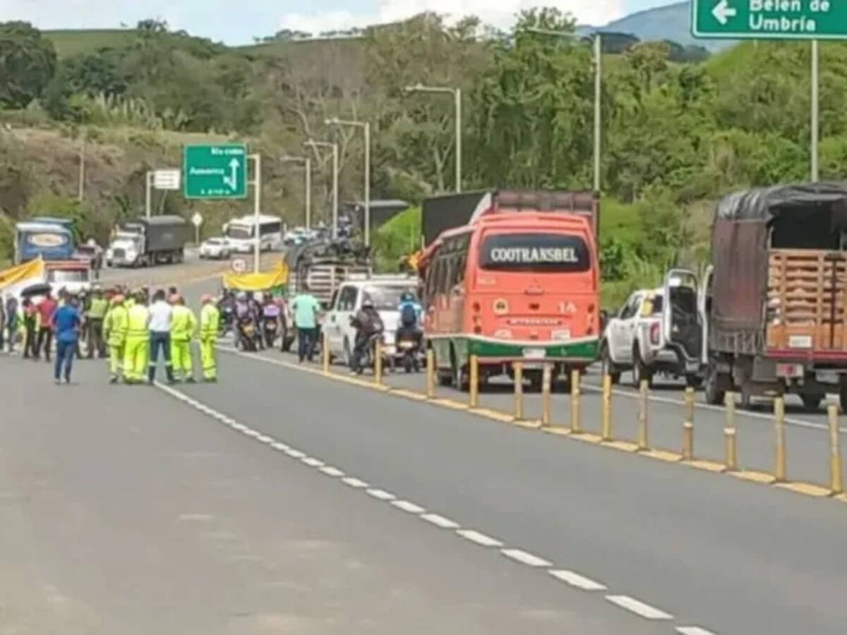 Continúa la minga en la vía Risaralda – Caldas en protesta contra el Gobierno Nacional