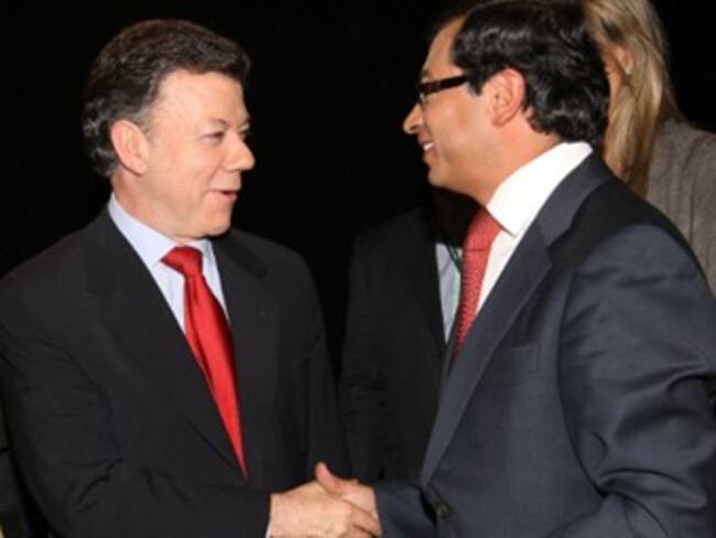 Petro anuncia que se reunirá con Santos para tratar un 'diálogo nacional'