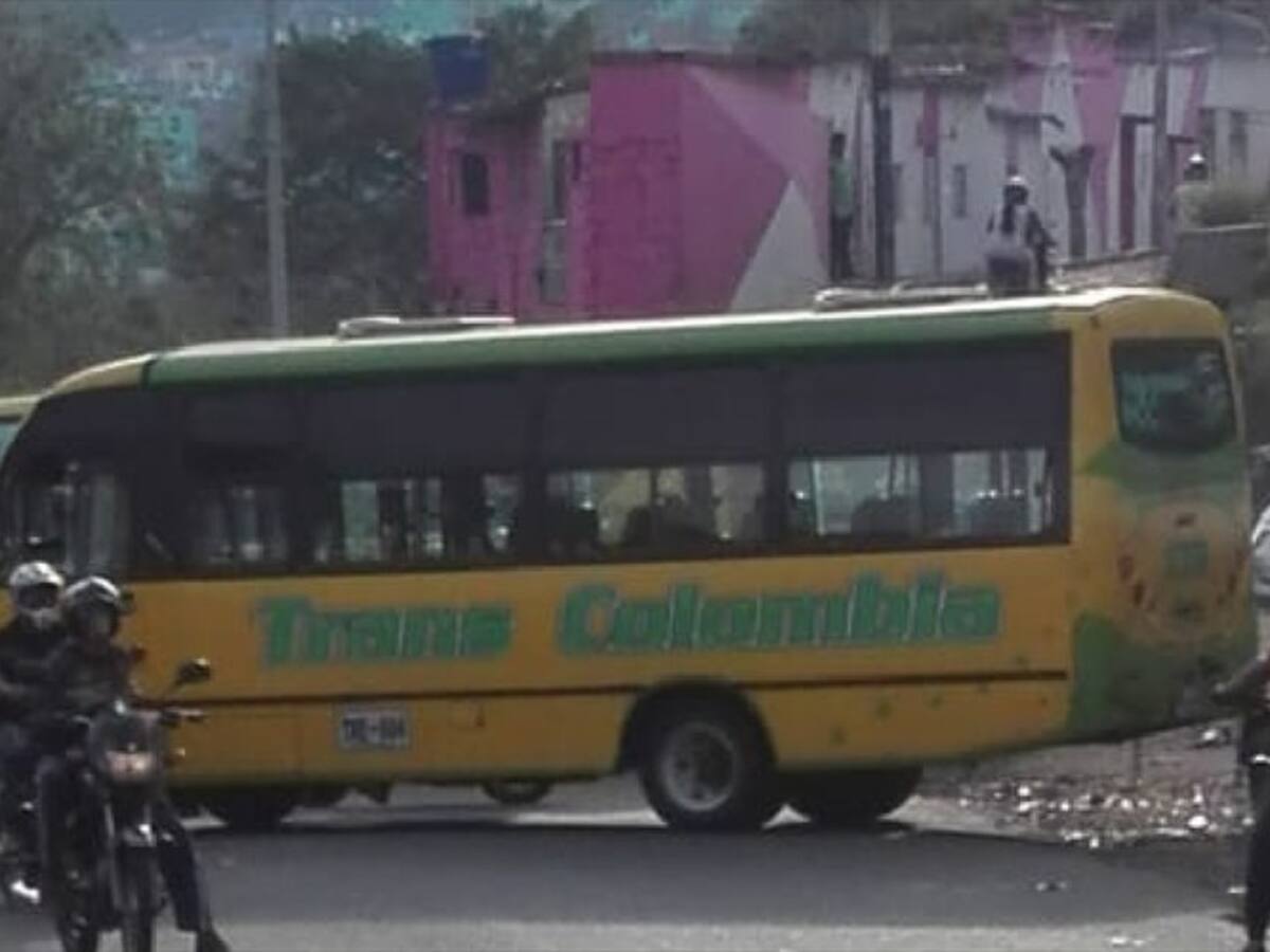 Transportadores en Bucaramanga bloquean vías tras paro