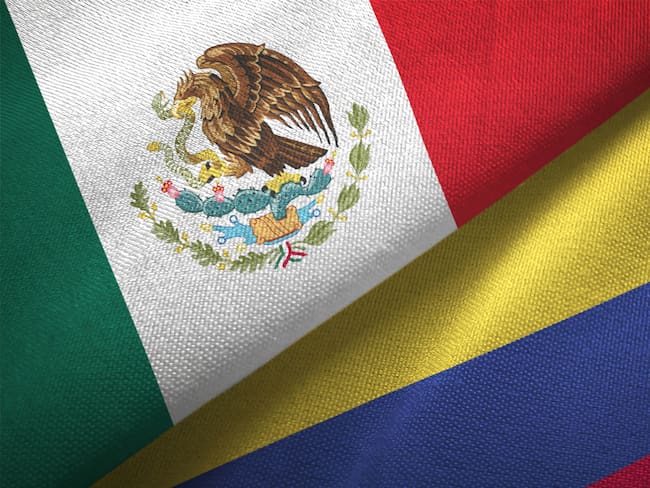 Imagen de referencia de banderas de México y Colombia. Foto: Getty Images