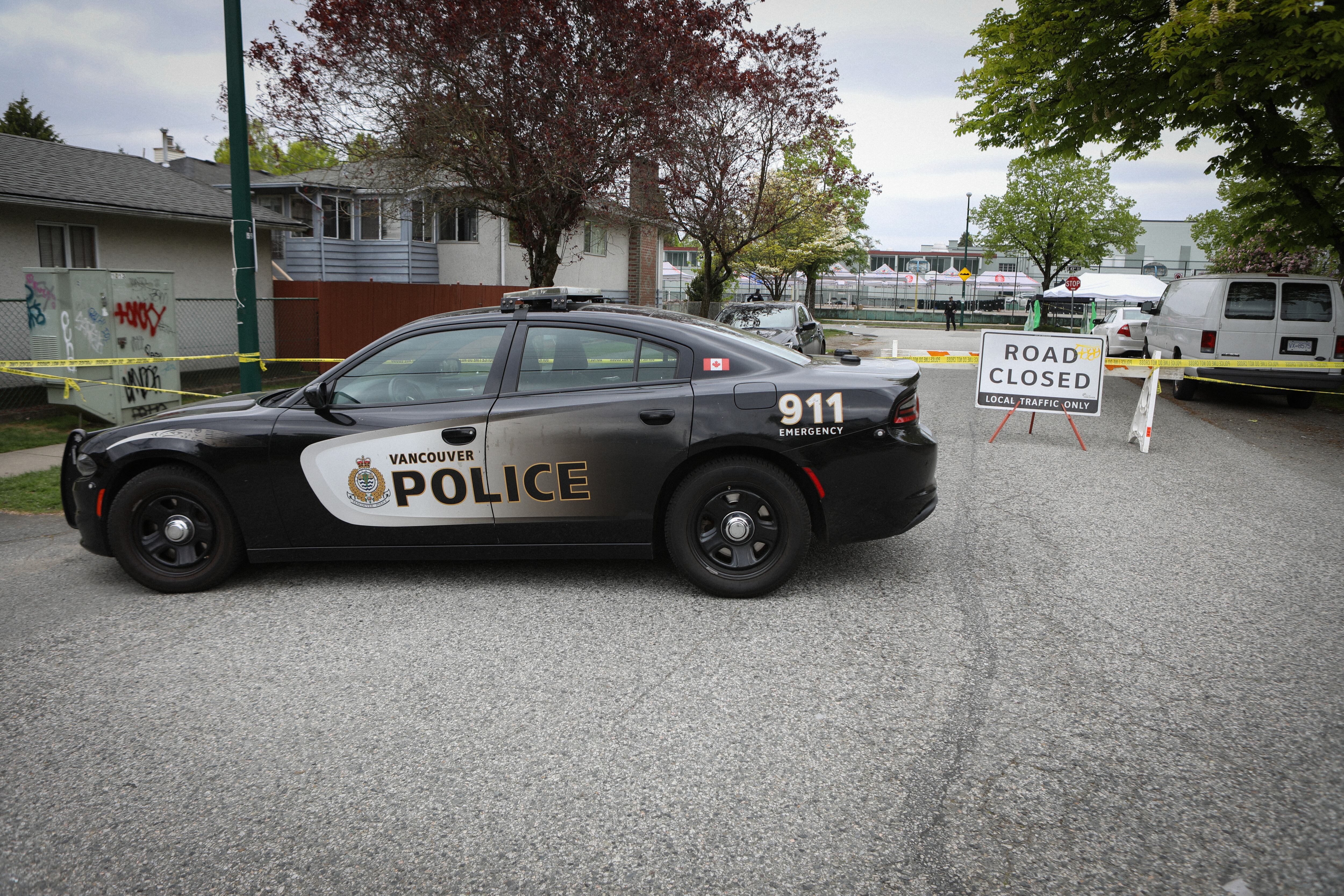 Carro de Policía en el lugar de donde ocurrió el atropellamiento masivo. FOTO: EFE/EPA/JUSTINE BEAULIEU-POUDRIER