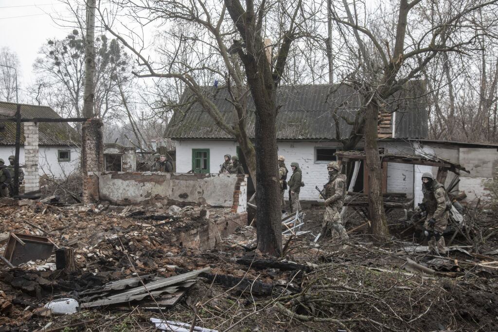 Miembros de las Fuerzas de Defensa Territorial de Ucrania caminan después de haber recuperado del ejército ruso la aldea de Nova Basan en el este de Kiev, Ucrania (Foto: Getty Imagenes)