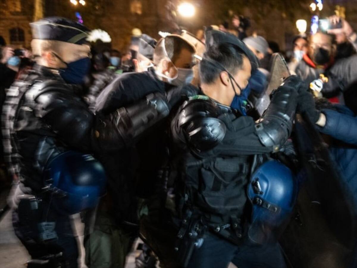 Polémica en Francia por un desalojo violento a un campamento de migrantes en París