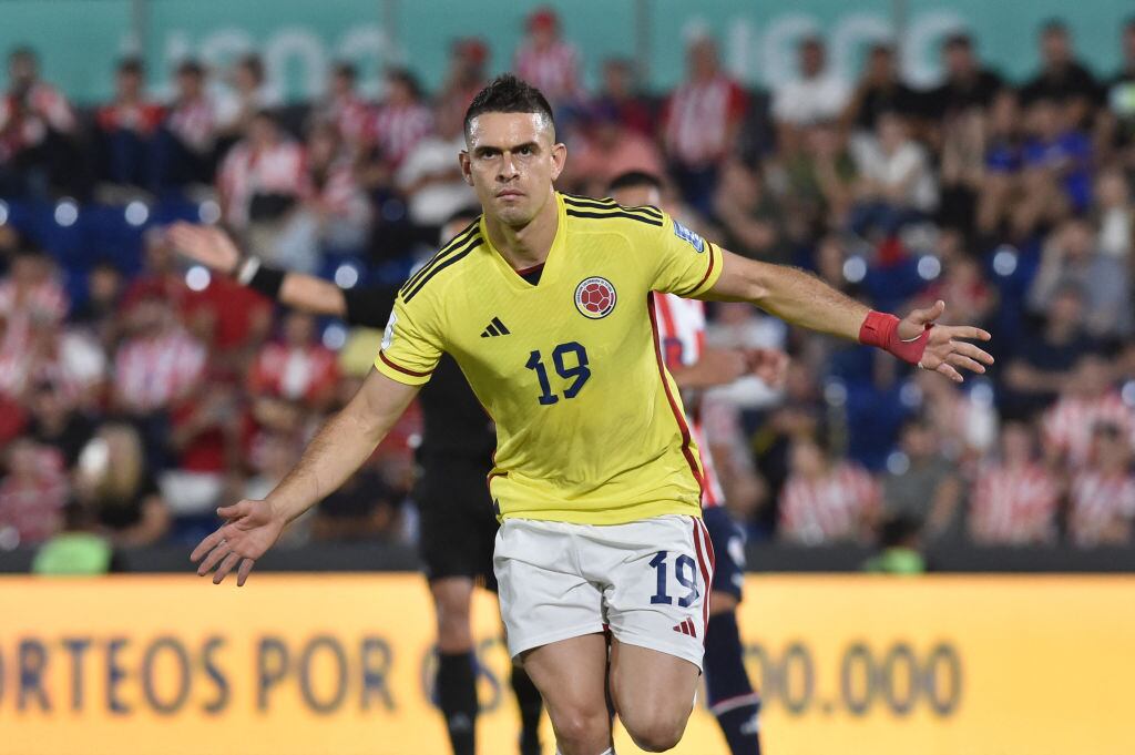 Gol de Rafael Santos Borré ante Paraguay. Foto: NORBERTO DUARTE/AFP via Getty Images)