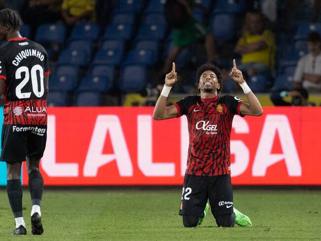 Las Palmas de Gran Canaria, 23/11/2024.-El defensa colombiano del Mallorca Johan Mojica celebra su gol contra Las Palmas, durante el encuentro correspondiente a la jornada 14 de Laliga EA Sports que disputan hoy sábado Las Palmas y Mallorca en el estadio de Gran Canaria. EFE/Quique Curbelo.