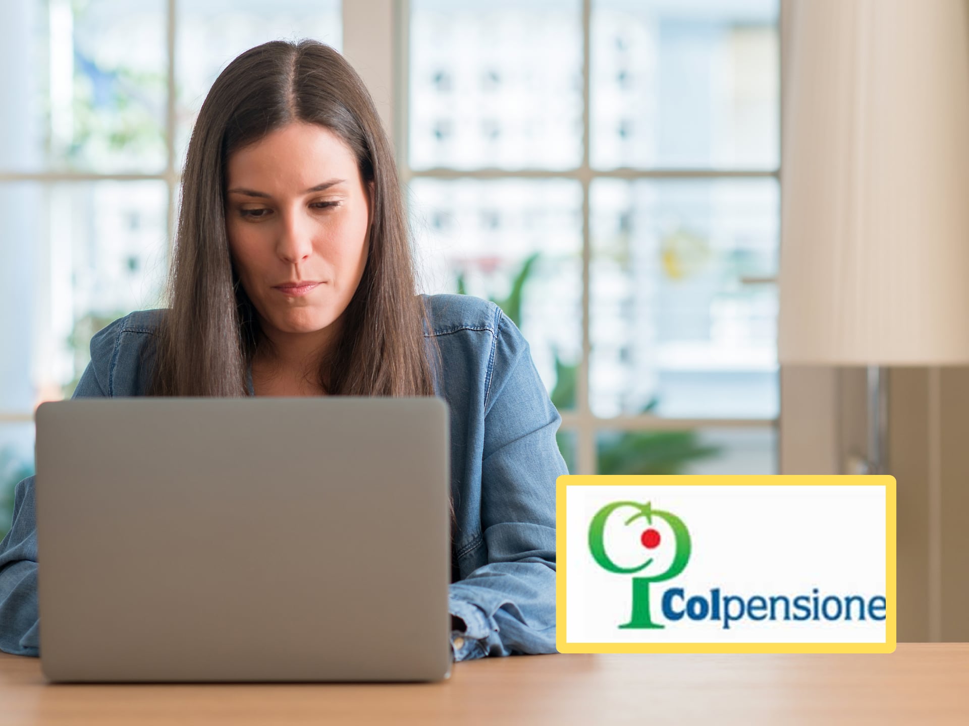 Mujer usando su computador portátil en su casa. Encima, el logo de Colpensiones (Fotos vía GettyImages y redes sociales)