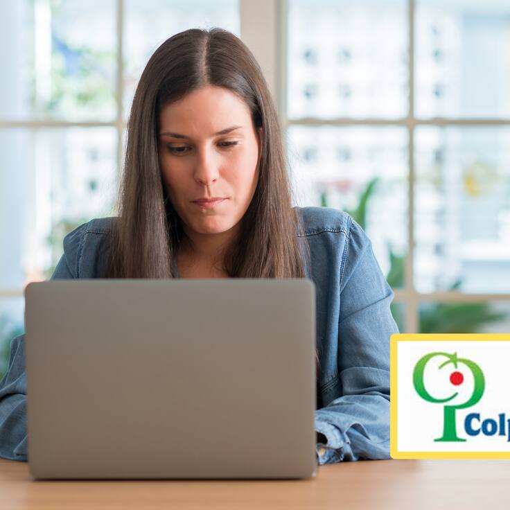Mujer usando su computador portátil en su casa. Encima, el logo de Colpensiones (Fotos vía GettyImages y redes sociales)