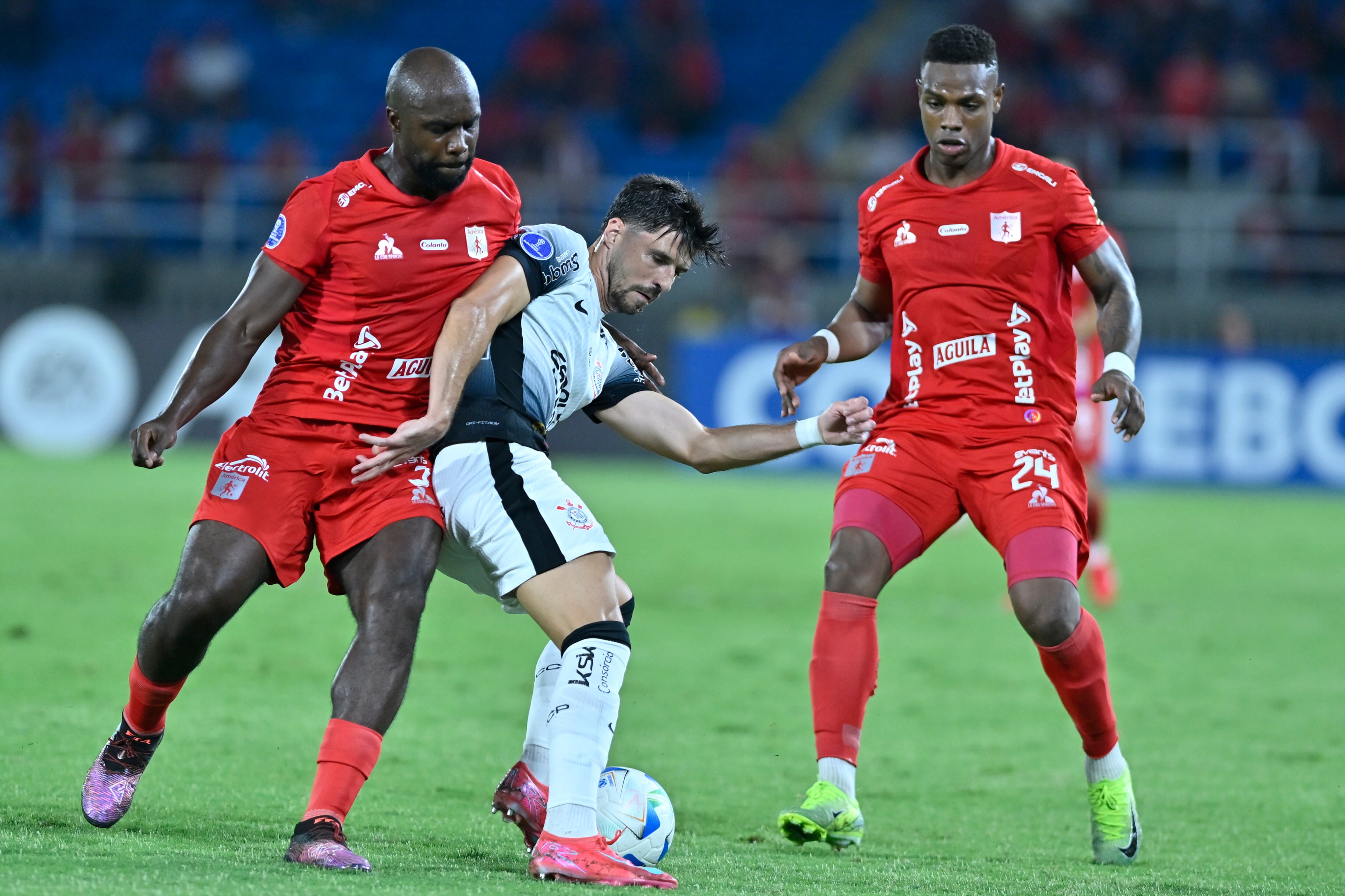 Eder Alvarez y Jean Pestaña de América disputan el balón con Héctor Hernández de Corinthians. FOTO: Gabriel Aponte/Getty Images