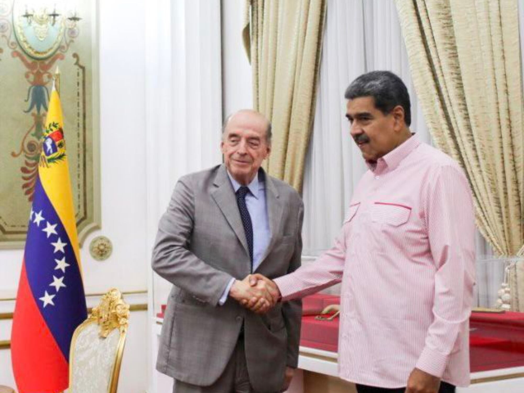 Nicolás Maduro y Álvaro Leyva