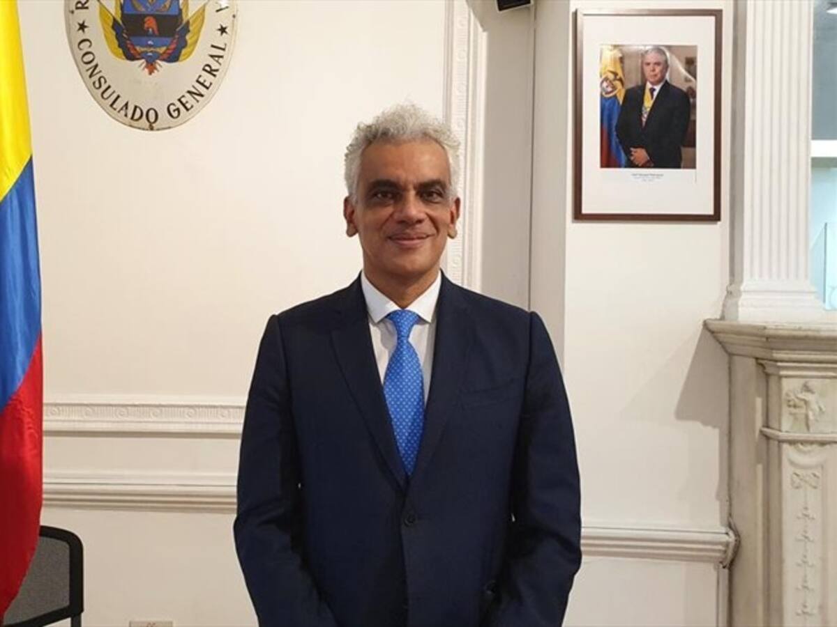 Exministro Ricardo Lozano se posesiona como cónsul general en Londres