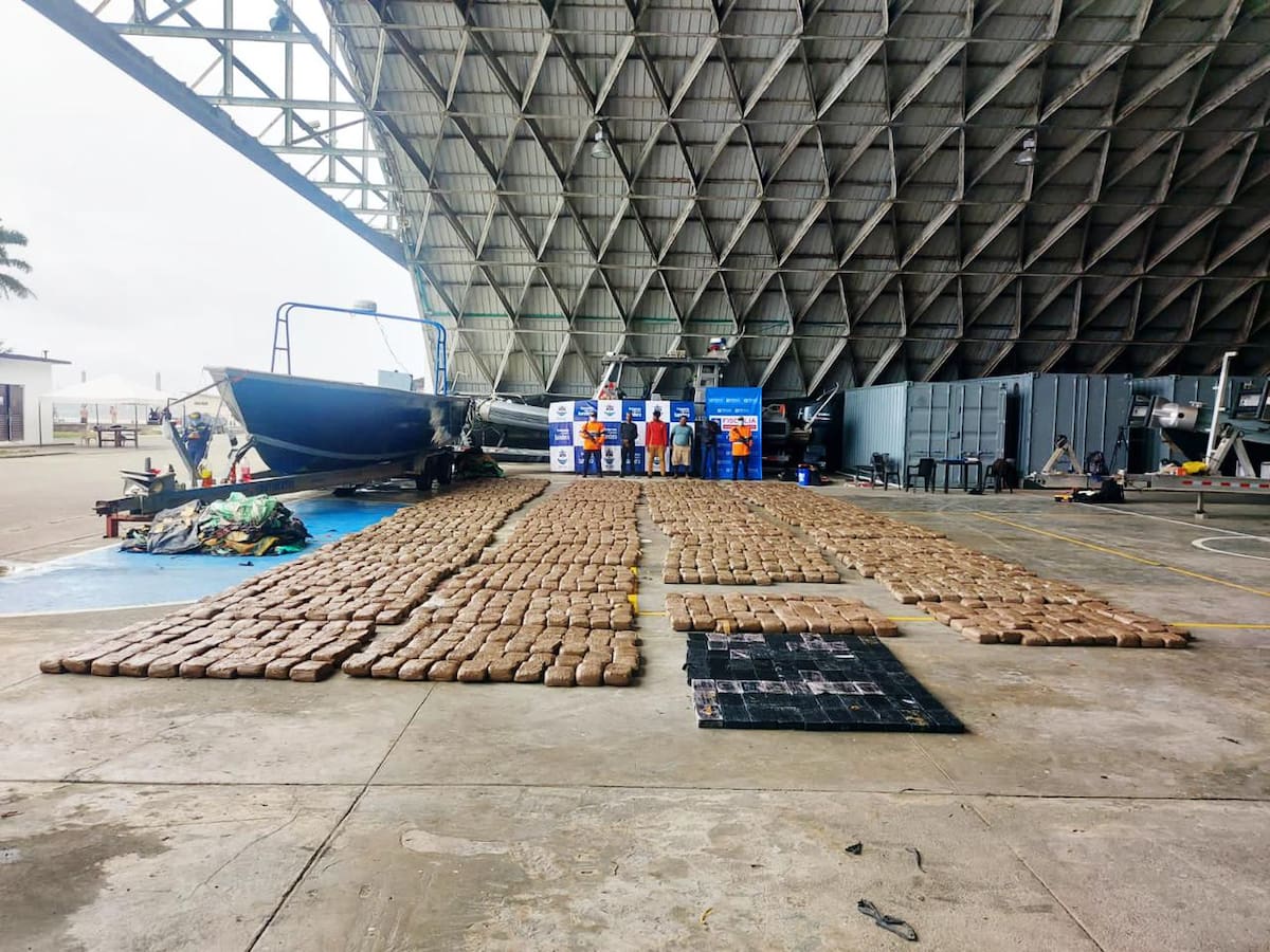 Armada incauta dos toneladas de marihuana en el Pacífico colombiano