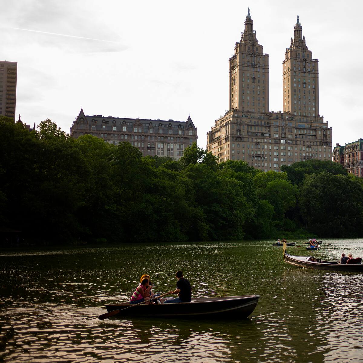 Es el mejor trabajo de NY: colombiano conocido como “el gondolero de Central Park”