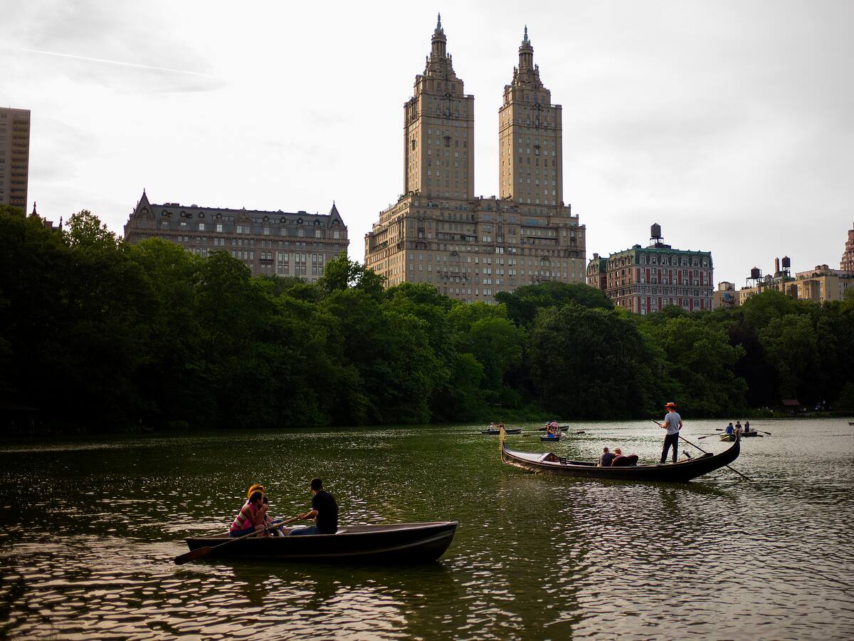 Es el mejor trabajo de NY: colombiano conocido como “el gondolero de Central Park”