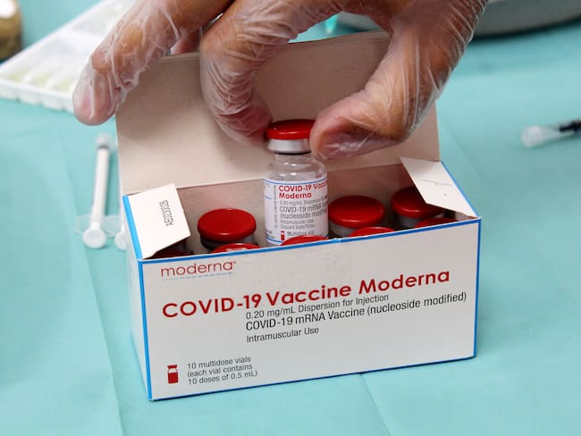 Foto de referencia de la vacuna Moderna contra el COVID-19. (Photo by Donato Fasano/Getty Images)