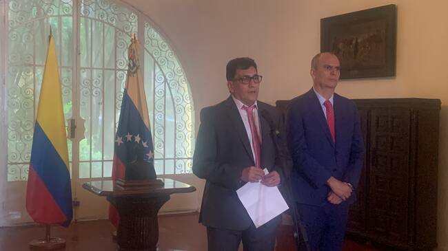 Embajador de Colombia en Venezuela, Milton Rengifo y Carlos Luna, director de Procolombia en Venezuela | Foto: W Radio