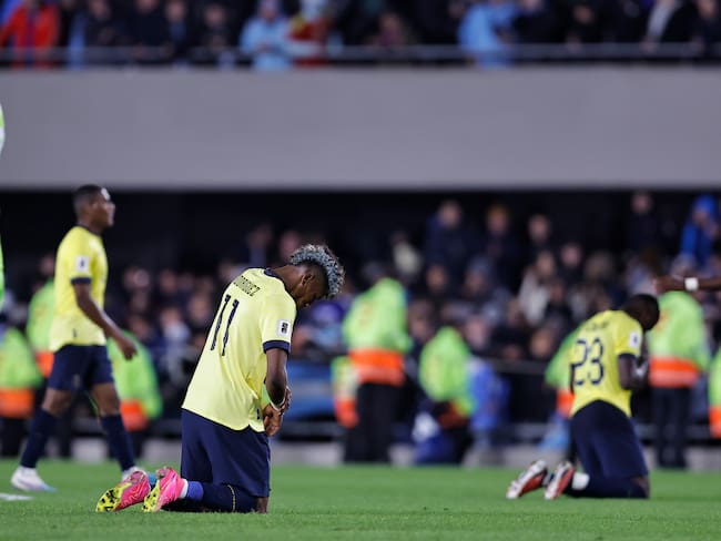 AMDEP9089. BUENOS AIRES (ARGENTINA), 07/09/2023.- Jugadores de Ecuador rezan al final hoy, de un partido de las Eliminatorias Sudamericanas para la Copa Mundial de Fútbol 2026 entre Argentina y Ecuador en el estadio Más Monumental en Buenos Aires (Argentina). EFE/ Juan Ignacio Roncoroni