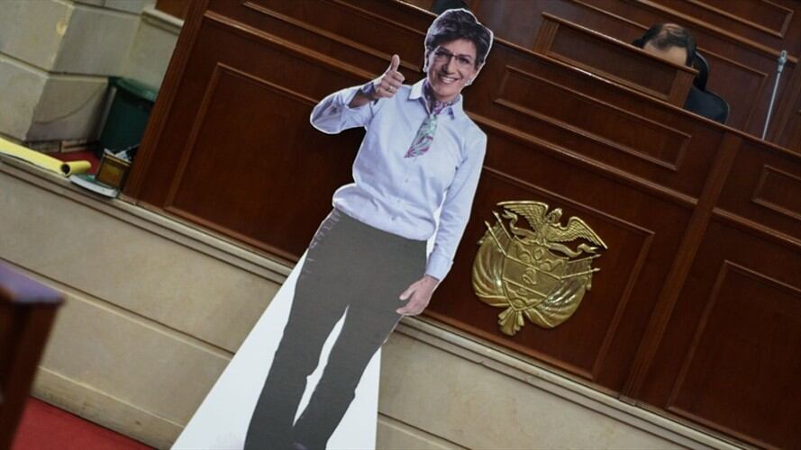 Claudia López no asistió al Congreso de la República y fue reemplazada por una imagen de cartón.. Foto: Tania Acero de la Cámara de Representantes