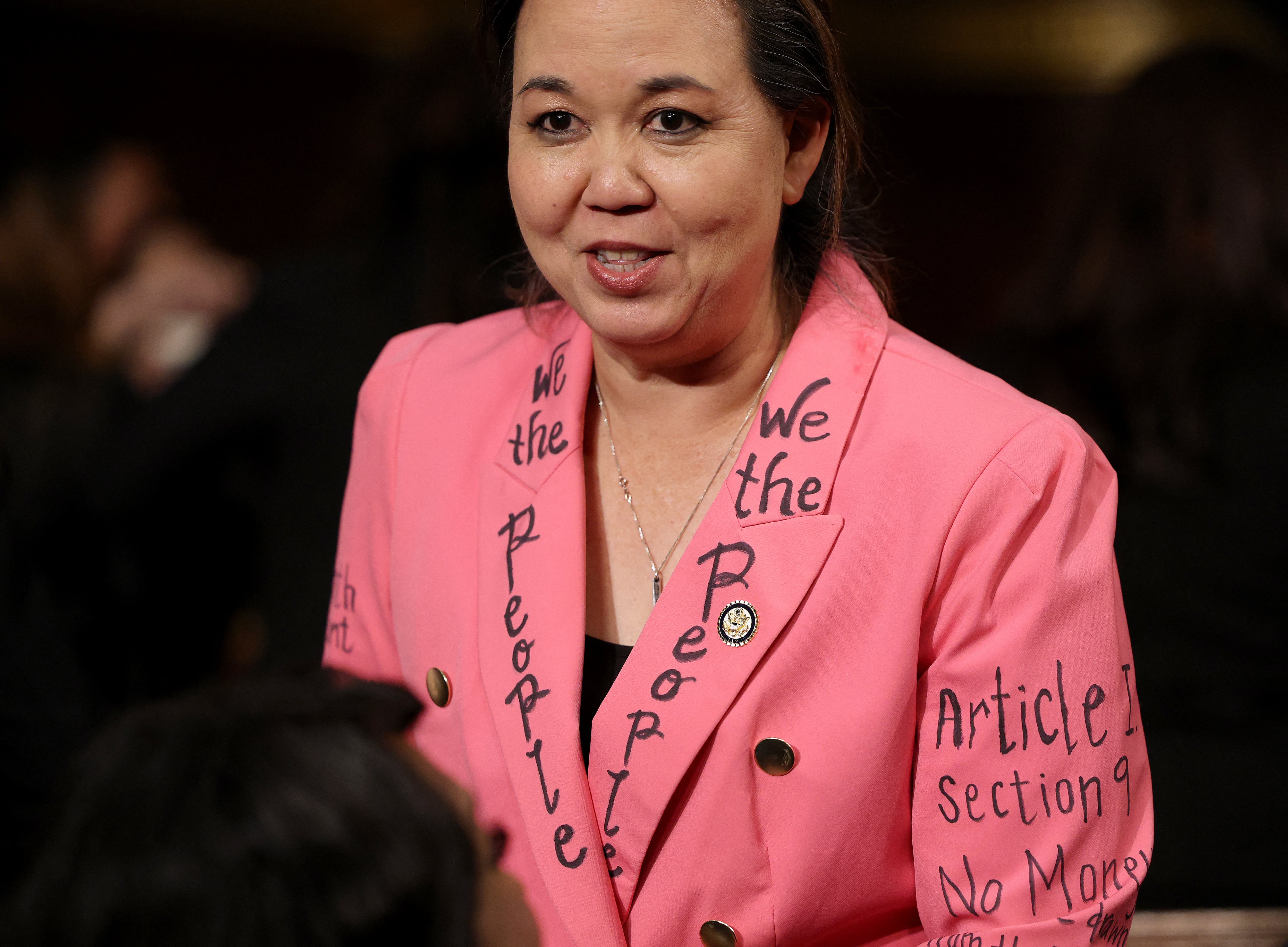 Congresista estadounidense, Jill Tokuda, viste de rosa en protesta a la Administración Trump. FOTO: WIN MCNAMEE/POOL/AFP via Getty Images