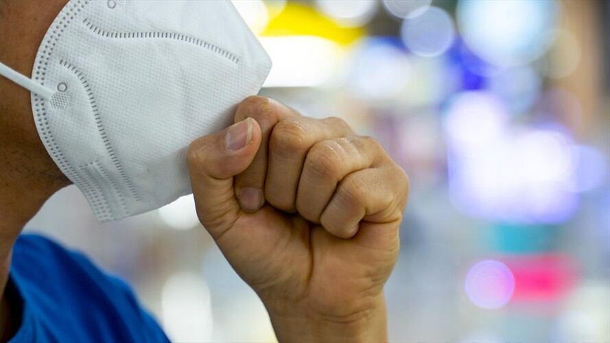 Según la Aerocivil, a la terminal aérea llegó una pasajera con tapabocas que fue sometida a los protocolos siendo trasladada a un centro asistencial.. Foto: Getty Images