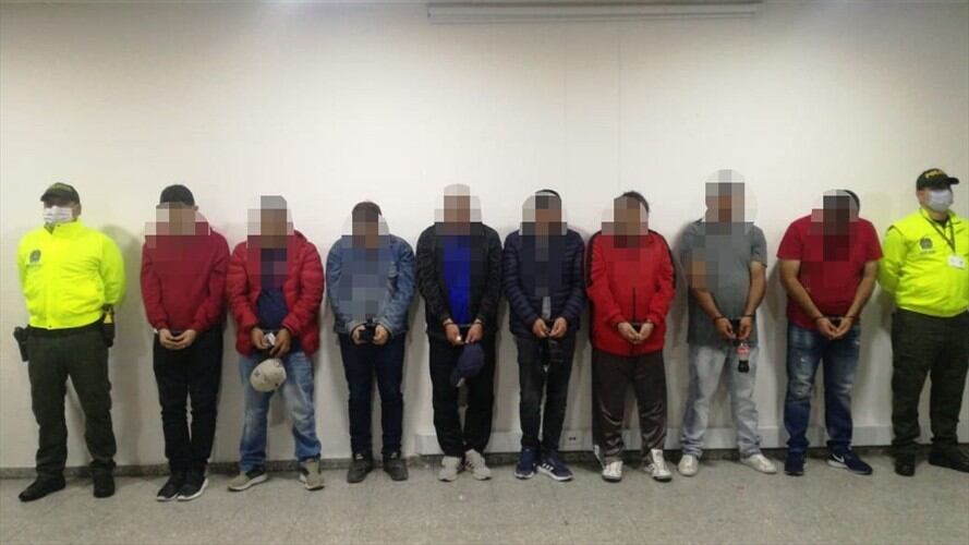 Fiscalía desarticuló en Bogotá la estructura criminal ‘Los Piper', al capturar a 8 de sus integrantes, entre ellos su cabecilla alias ‘El Cura'.. Foto: Twitter @CarlosHolmesTru