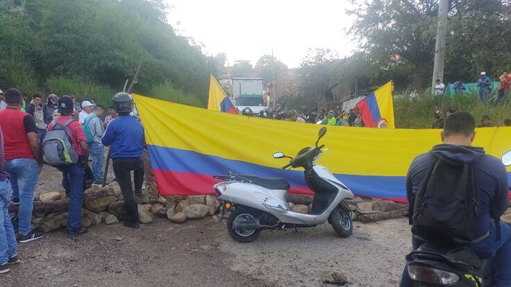 Continúa la crisis por bloqueo de comunidades en Lizama, Santander