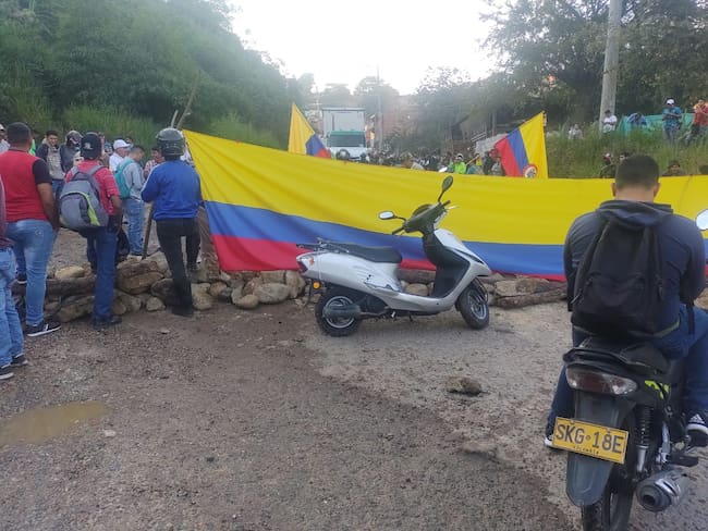 Continúa la crisis por bloqueo de comunidades en Lizama, Santander