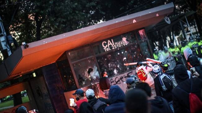 Manifestantes protestan por la muerte de Javier Ordóñez. Foto: Sebastián García y Daniel Sarmiento