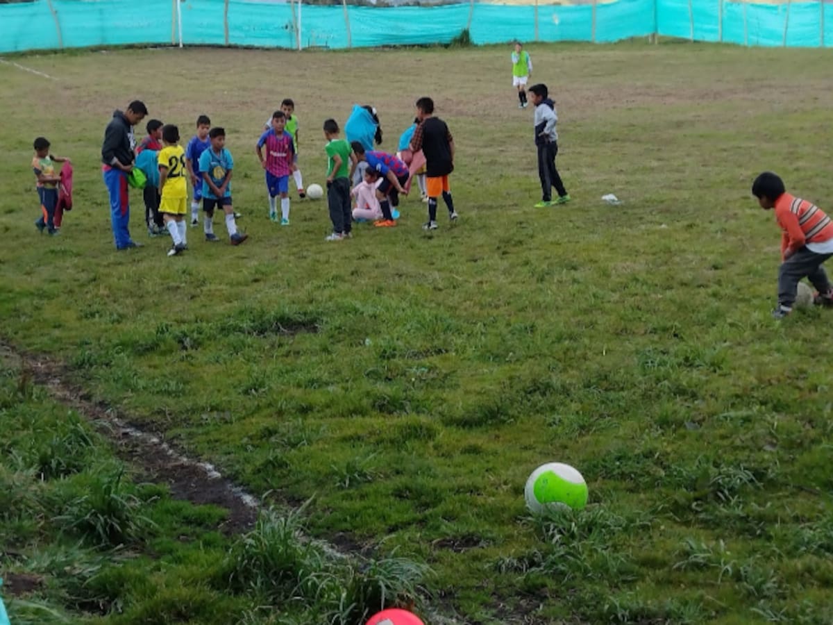Soluciones W: SPORTIK dona implementos deportivos para niños de zona rural en Nariño