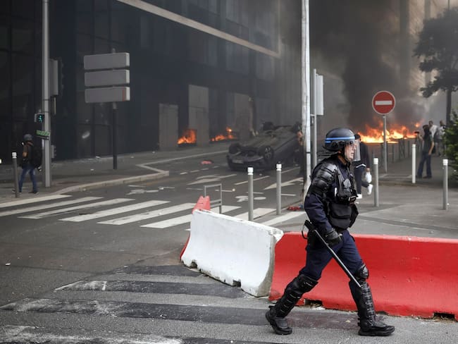 Francia investigará si policía que disparó a joven usó o no su arma correctamente