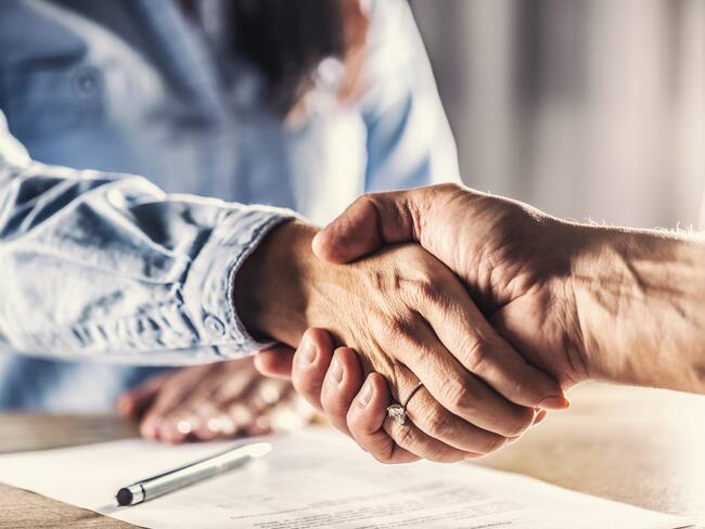 Imagen de referencia de contratos. Foto: Getty Images.