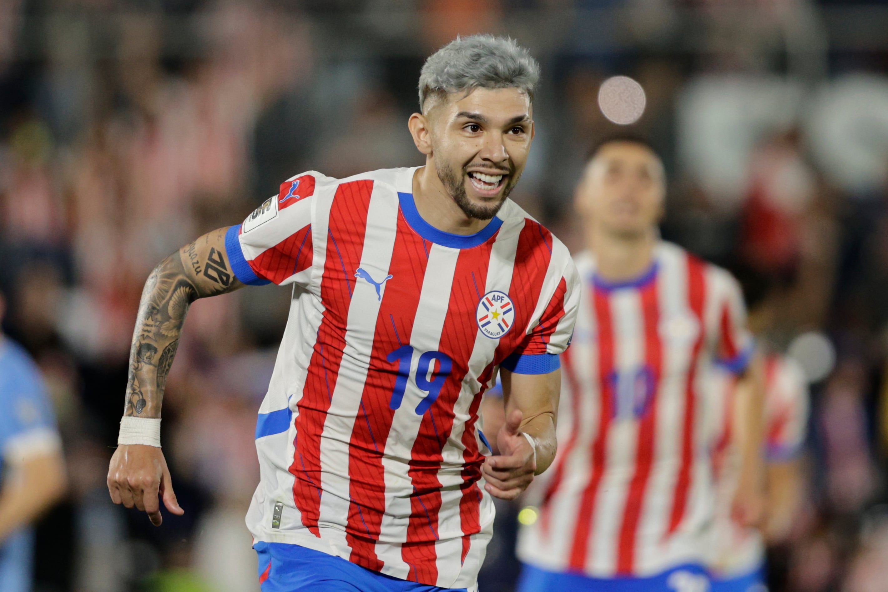Julio Enciso de Paraguay celebra un gol durante el partido de Eliminatorias Sudamericanas ante Uruguay. FOTO: EFE/ Juan Pablo Pino