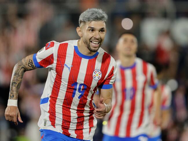 Julio Enciso de Paraguay celebra un gol durante el partido de Eliminatorias Sudamericanas ante Uruguay. FOTO: EFE/ Juan Pablo Pino