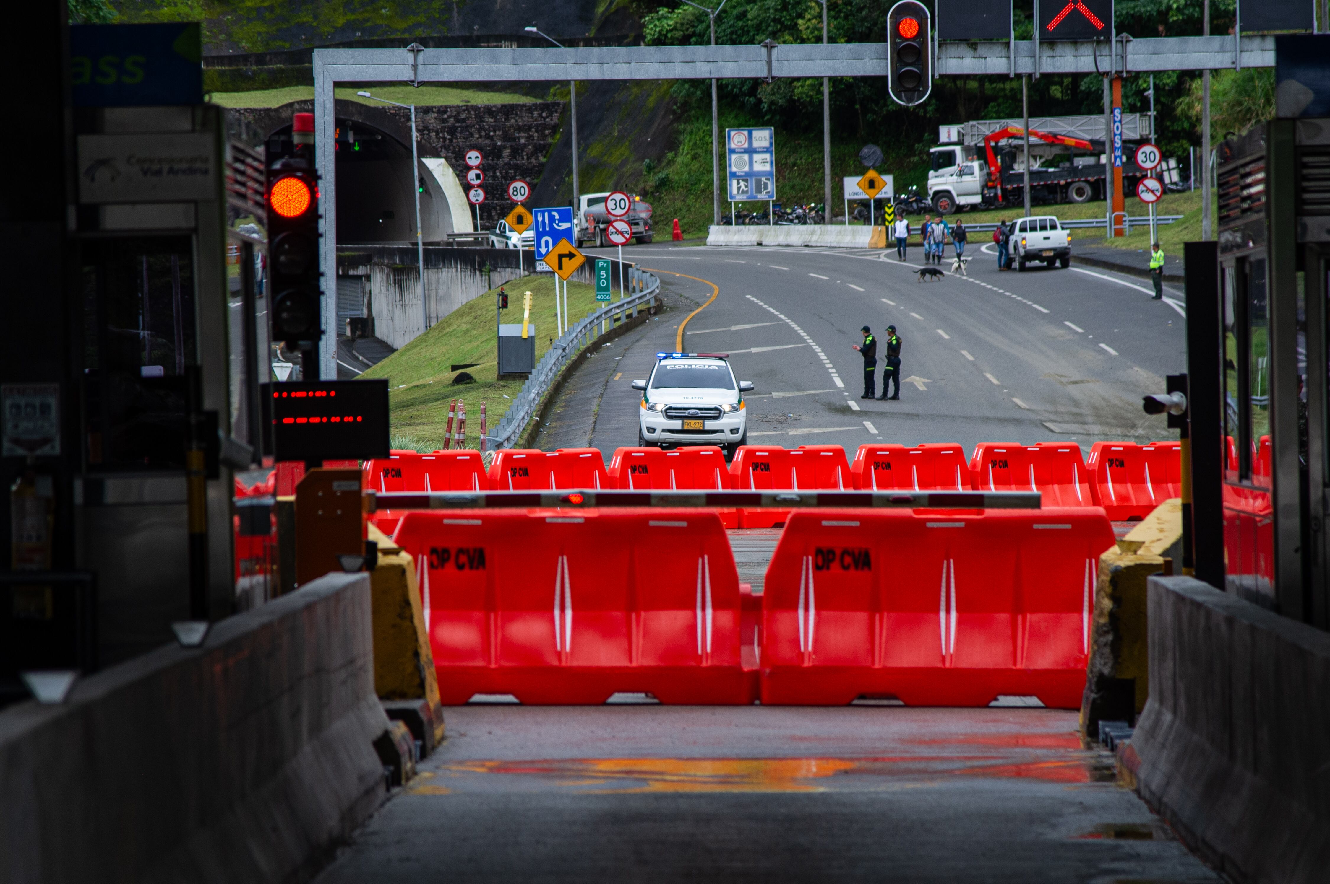 Barreras cierran el acceso en la vía Bogotá-Vilavicencio a la altura del peaje 'El Naranjal', cerca del derrumbe en Quetame, Cundinamarca, el 24 de julio de 2023. (Sebastian Barros/Long Visual Press/Universal Images Group vía Getty Images)