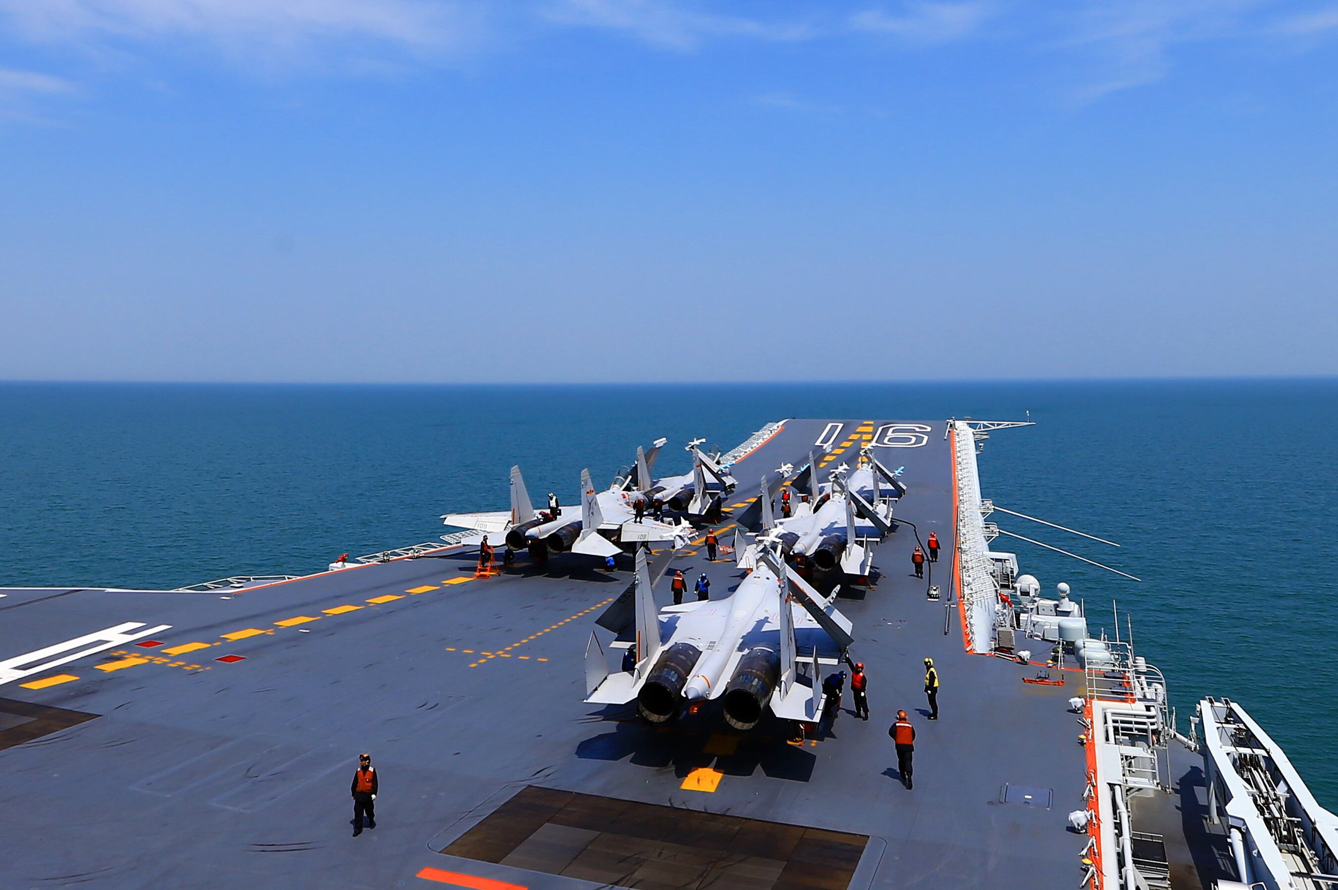 Imagen de referencia que muestra aviones de combate J15 en el portaaviones operativo de China, el Liaoning, durante un simulacro en el mar. (Photo by - / AFP) / China OUT        (Photo credit should read -/AFP via Getty Images)