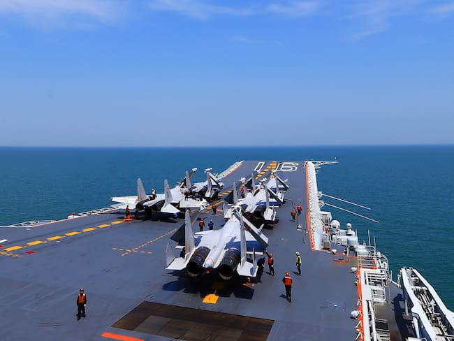 Imagen de referencia que muestra aviones de combate J15 en el portaaviones operativo de China, el Liaoning, durante un simulacro en el mar. (Photo by - / AFP) / China OUT        (Photo credit should read -/AFP via Getty Images)