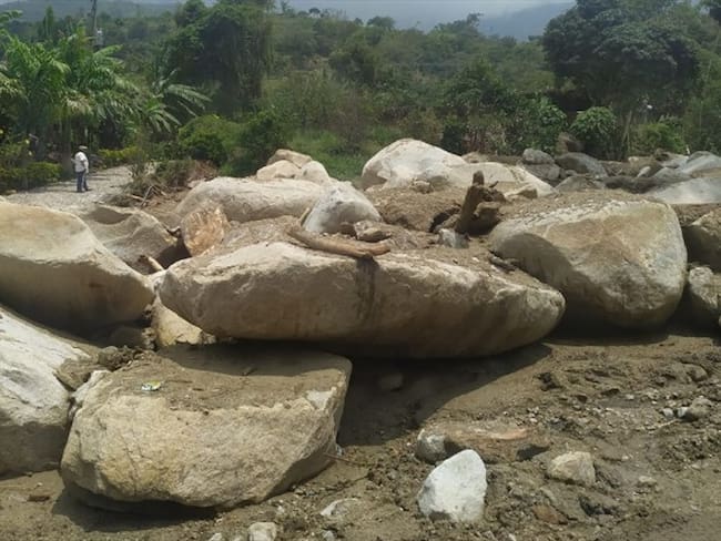 Piedras de gran magnitud cayeron sobe la vía Bucaramanga- San Gil. . Foto:La W.