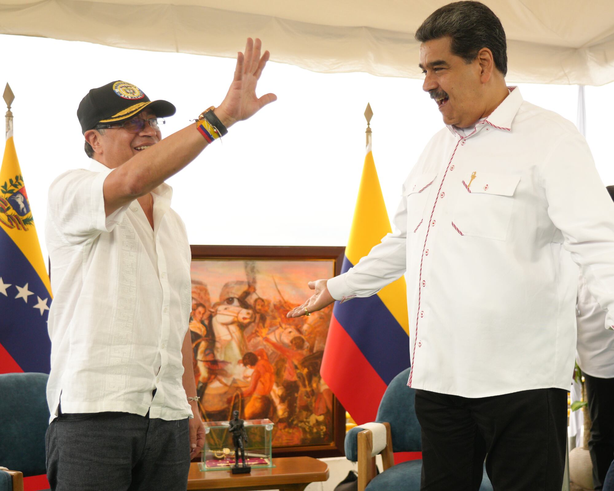 Reunión entre los presidentes de Colombia, Gustavo Petro (i) y de Venezuela, Nicolás Maduro (d), en un puente fronterizo.
(Foto: Getty / Caracol Radio)