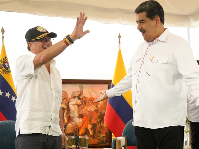 Reunión entre los presidentes de Colombia, Gustavo Petro (i) y de Venezuela, Nicolás Maduro (d), en un puente fronterizo.
(Foto: Getty / Caracol Radio)