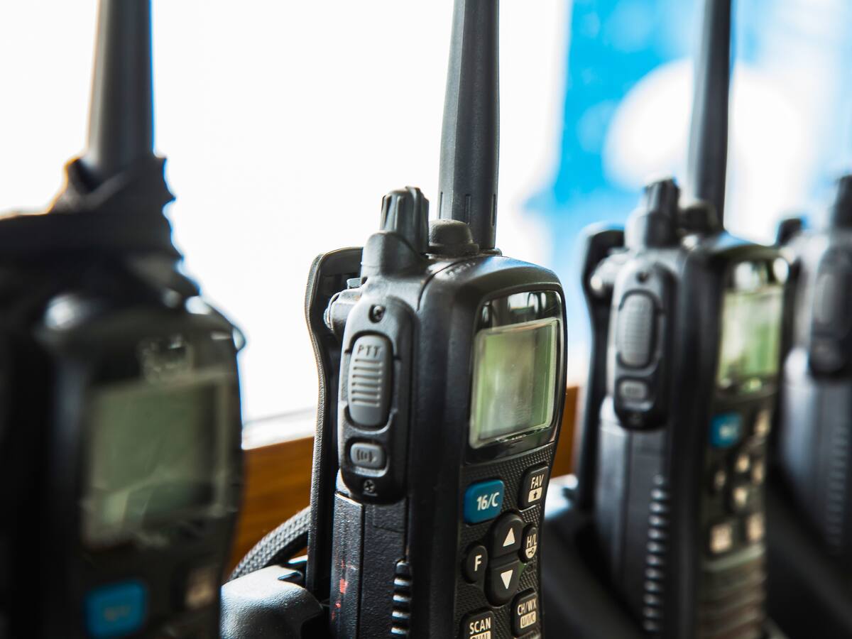 Estallan walkie-talkies de Hizbulá en Líbano, según fuentes y socorristas