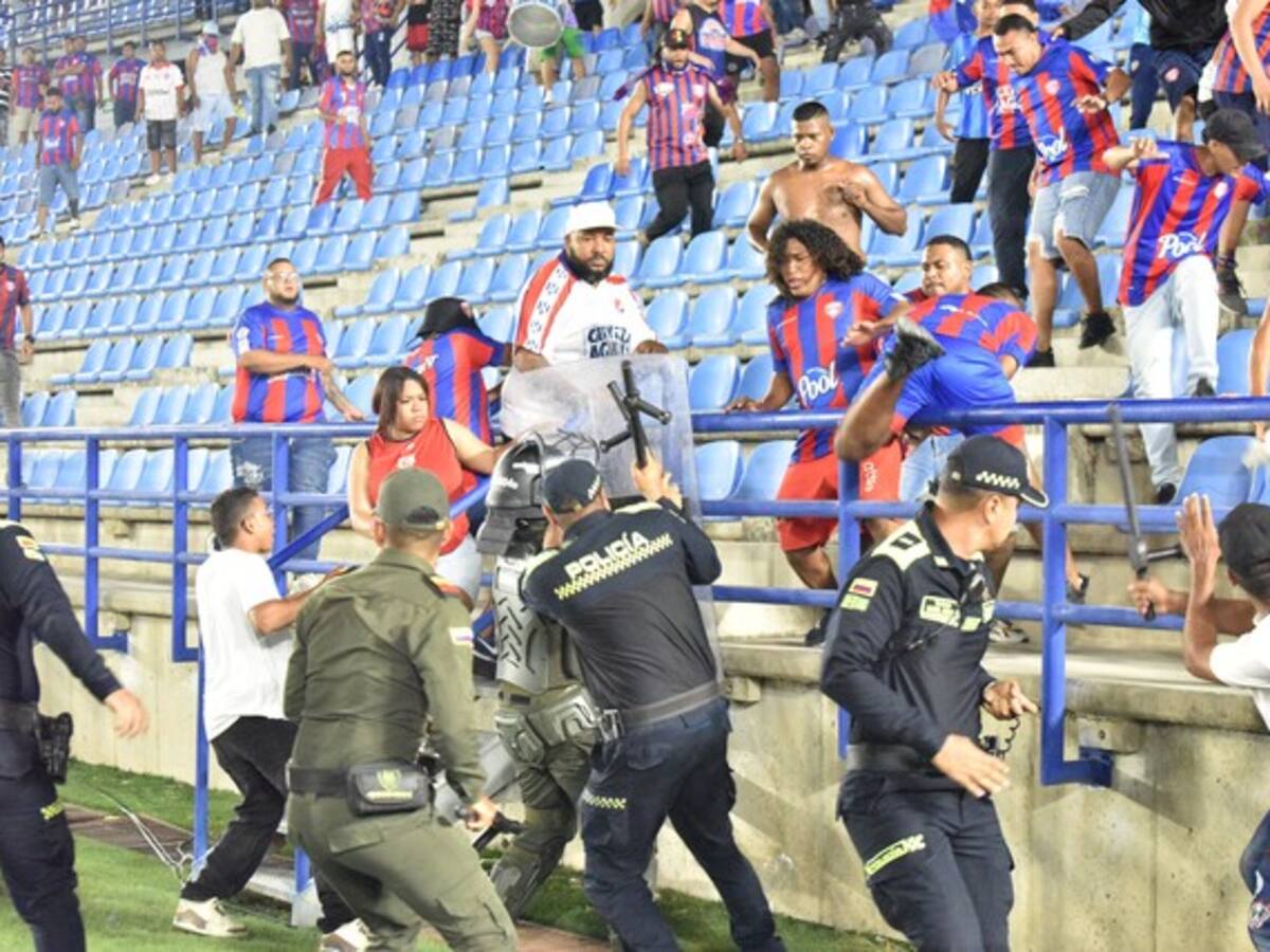 Partido entre Unión Magdalena y Once Caldas se suspendió tras invasión y disturbios de hinchas