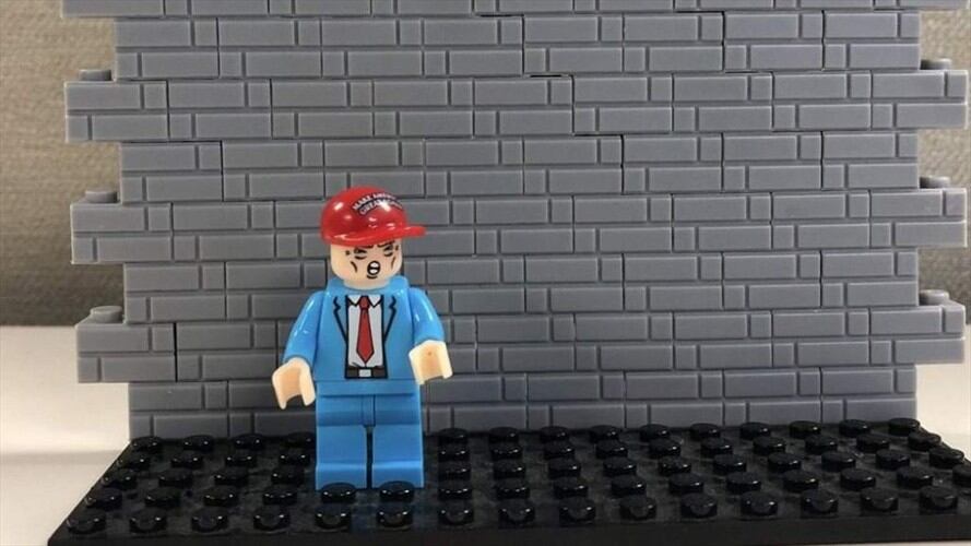 Polémica por juego de fichas que fomenta construcción de un muro en contra de inmigrantes. Foto: Twitter