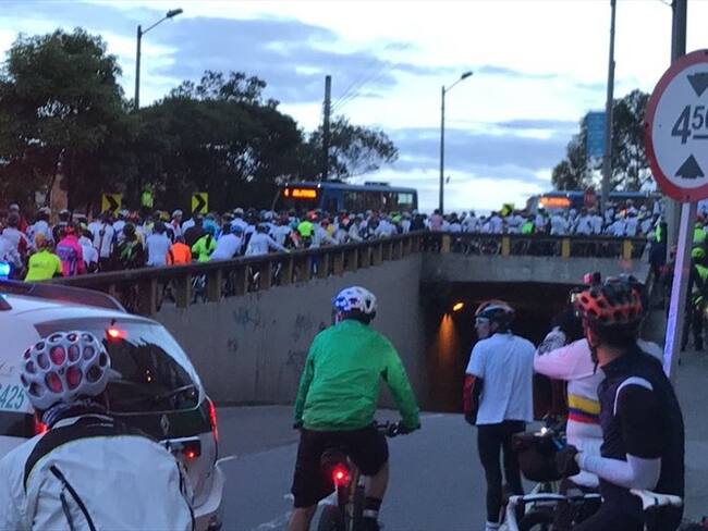 En vía a La Calera protestan por muerte de ciclistas. Foto: @GuayosYTacon en Twitter