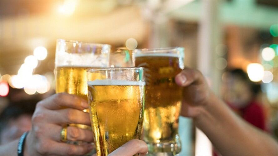 Según estudio, beber alcohol ayuda a hablar idiomas extranjeros con mayor fluidez. Foto: Getty Images